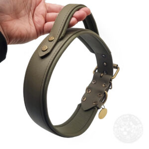 Sofortkauf: Taktisches Biothane Halsband mit Griff „Grip“ – Large (Olive / Khaki / Antikmessing)